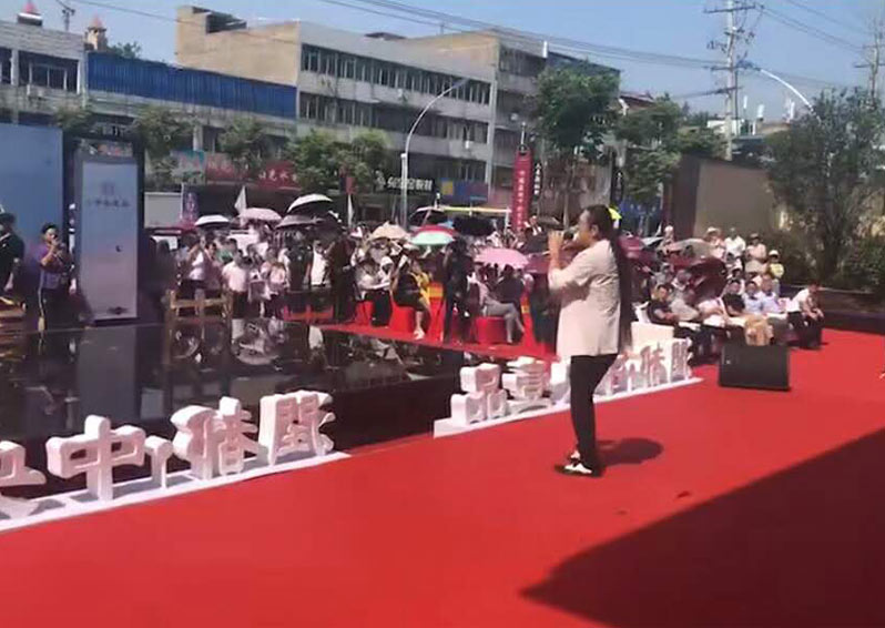 黃安出席安徽五河中央壹品營銷中心開放盛典，現(xiàn)場演唱《東南西北風(fēng)》